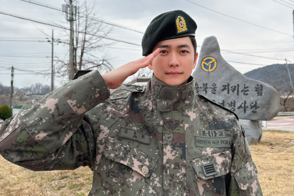 Ator Kang Tae Oh cumpre seu serviço militar obrigatório e já considera primeiro papel após deixar o exército 